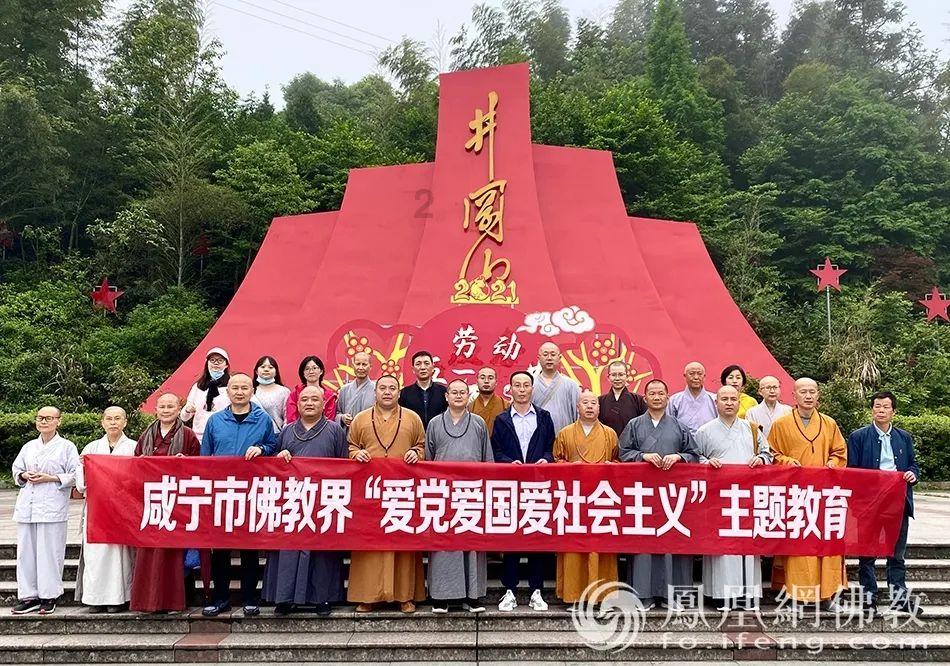 蕾哈娜亮相巴黎晚宴美图曝光~发型优雅,再配上那迷人的微笑